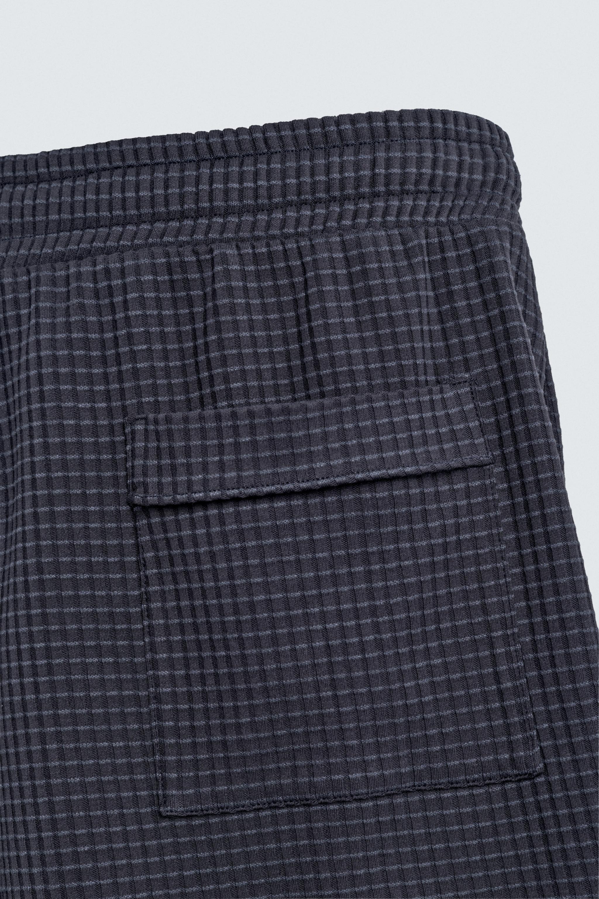TEXTURED JOGGER SHORTS